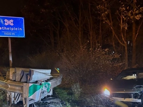 De benen nemen na parkeren auto in vangrail